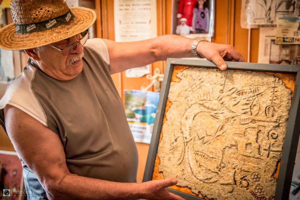 Daniel mostrando cuadro de arena