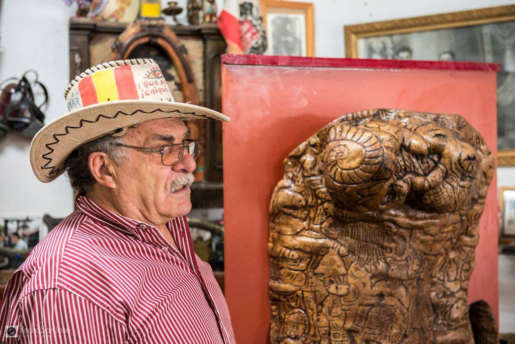 Daniel Cabrejas con escultura